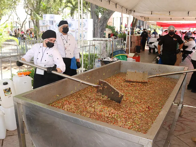 Con tres toneladas de ceviche buscan olvidarse de la violencia en Culiacán